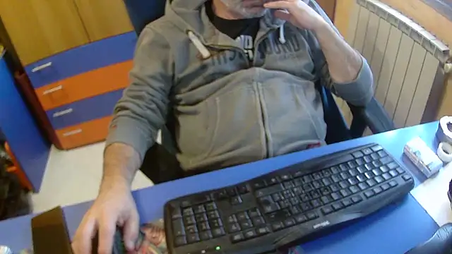 Snapshot of Tango128 chatting on October 21, 8:39 am Tango128 online show from October 21, 8:39 am