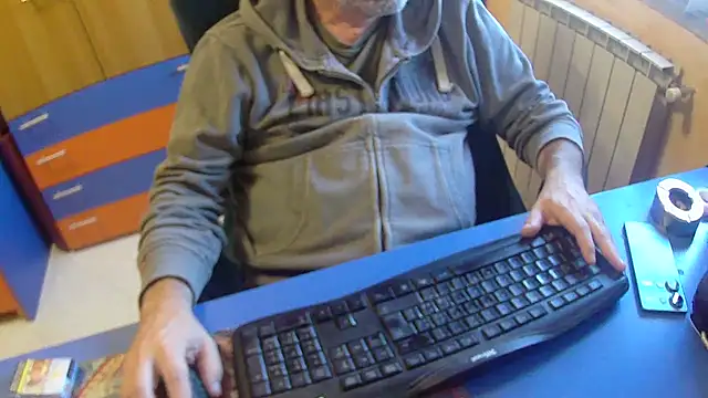 Snapshot of Tango128 chatting on October 24, 8:27 am Tango128 online show from October 24, 8:27 am