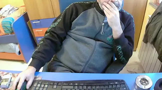 Snapshot of Tango128 chatting on December 21, 7:13 am Tango128 online show from December 21, 7:13 am