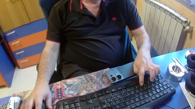 Snapshot of Tango128 chatting on September 22, 6:35 am Tango128 online show from September 22, 6:35 am