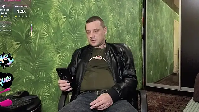 Snapshot of DanielOhCool chatting on October 19, 7:11 am DanielOhCool online show from October 19, 7:11 am