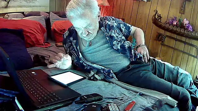 Snapshot of Makowboy chatting on February 23, 1:38 pm Makowboy online show from February 23, 1:38 pm