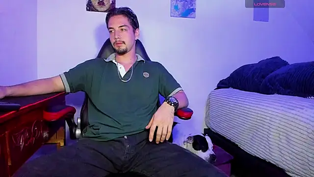 Snapshot of Alex_smith00 chatting on January 26, 1:52 am Alex smith00 online show from January 26, 1:52 am