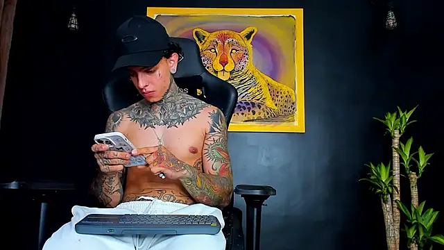 Snapshot of Aron_ford chatting on December 16, 8:48 pm Aron ford online show from December 16, 8:48 pm