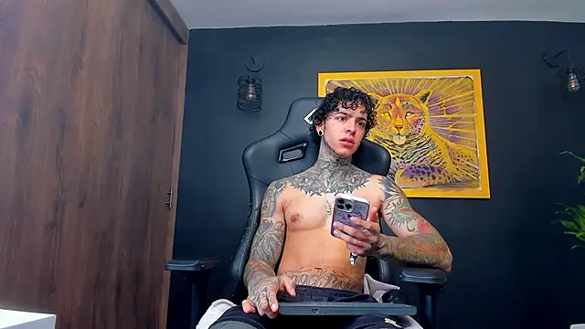 Snapshot of Aron_ford chatting on February 3, 1:40 pm Aron ford online show from February 3, 1:40 pm