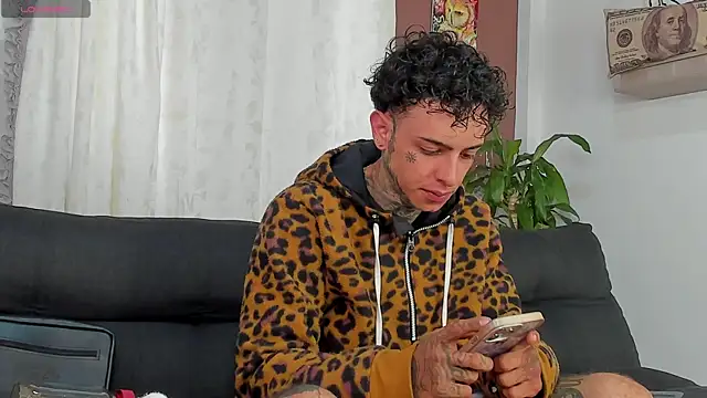 Snapshot of Aron_ford chatting on October 18, 1:05 pm Aron ford online show from October 18, 1:05 pm