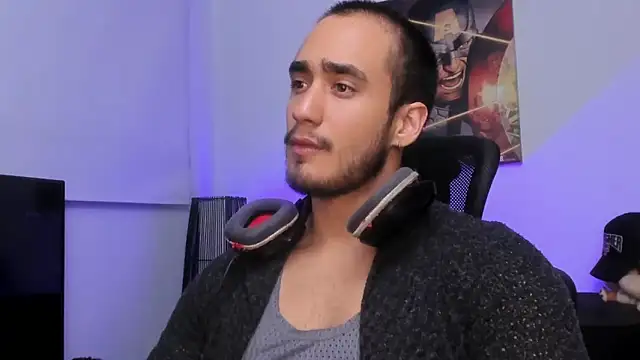 Snapshot of AlexRivera6 chatting on December 7, 1:26 am AlexRivera6 online show from December 7, 1:26 am