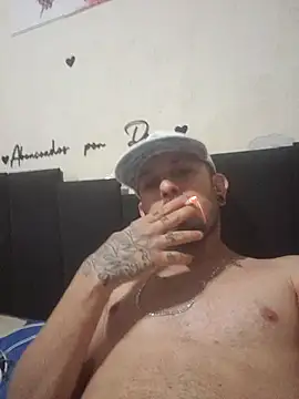 Snapshot of Bulldog2122 chatting on October 31, 8:07 am Bulldog2122 online show from October 31, 8:07 am