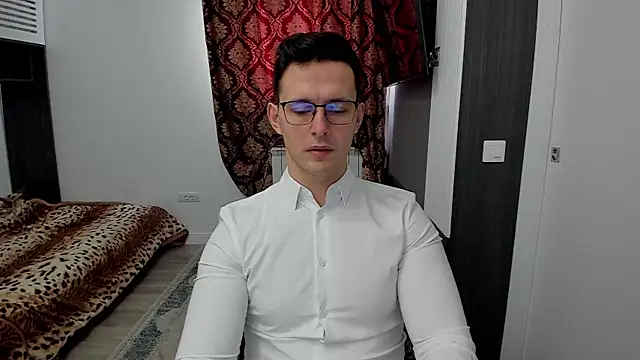 Snapshot of sexxymuscles4u chatting on February 21, 8:39 am sexxymuscles4u online show from February 21, 8:39 am