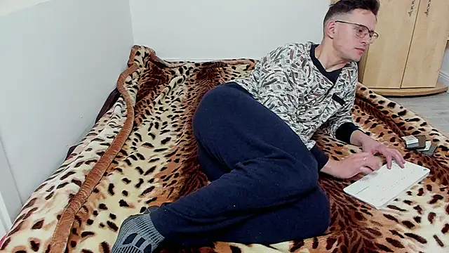 Snapshot of sexxymuscles4u chatting on December 21, 12:49 pm sexxymuscles4u online show from December 21, 12:49 pm