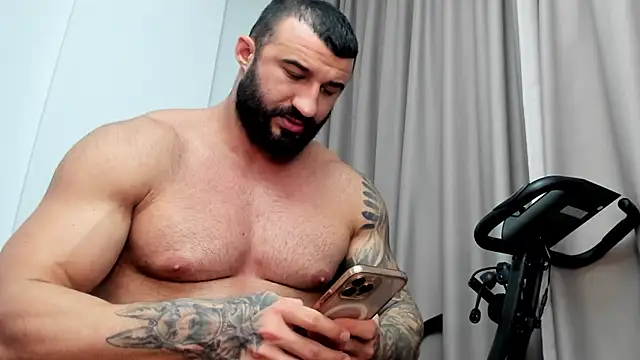 Snapshot of MuscleJohn chatting on December 9, 10:05 pm MuscleJohn online show from December 9, 10:05 pm