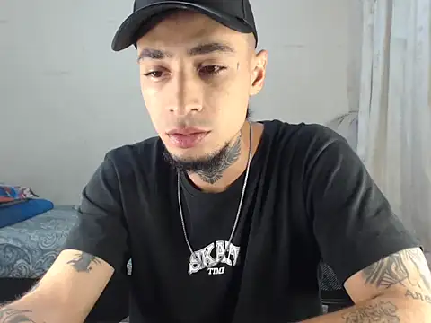 Snapshot of emiliano_hottt chatting on March 8, 5:36 am emiliano hottt online show from March 8, 5:36 am