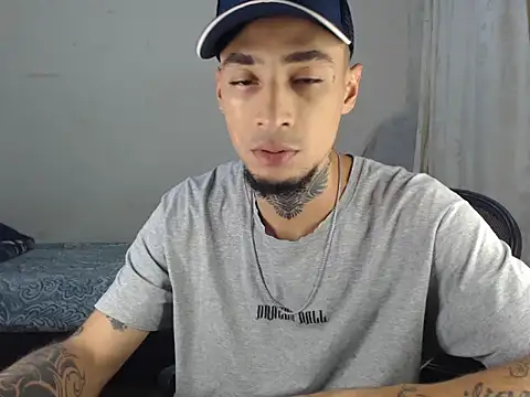 Snapshot of emiliano_hottt chatting on March 9, 3:34 am emiliano hottt online show from March 9, 3:34 am