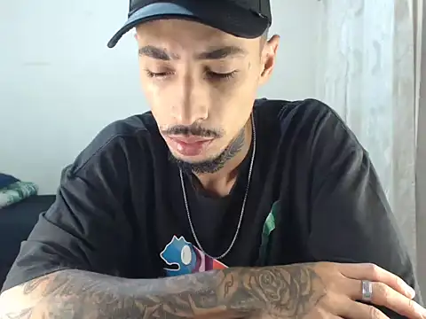 Snapshot of emiliano_hottt chatting on October 12, 4:01 pm emiliano hottt online show from October 12, 4:01 pm