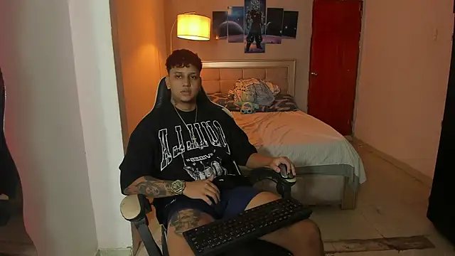 Snapshot of Jake_simons chatting on December 11, 10:48 am Jake simons online show from December 11, 10:48 am