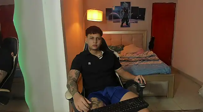 Snapshot of Jake_simons chatting on January 22, 3:40 pm Jake simons online show from January 22, 3:40 pm