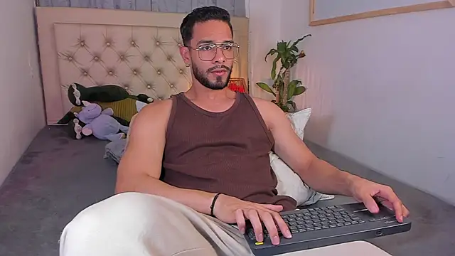 Snapshot of Josseph1_ chatting on January 24, 12:10 am Josseph1  online show from January 24, 12:10 am