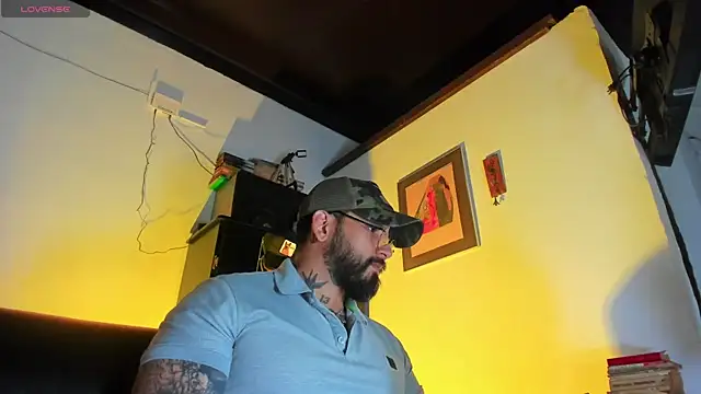 Snapshot of CamiloGray_ chatting on October 22, 1:59 pm CamiloGray online show from October 22, 1:59 pm