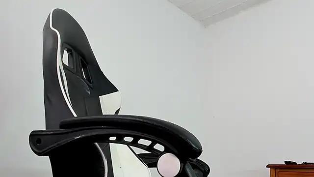 Snapshot of YeremiBrowm chatting on February 25, 8:30 pm YeremiBrowm online show from February 25, 8:30 pm