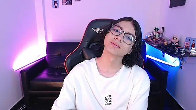 Snapshot of malik_harrison__ chatting on January 20, 2:14 pm malik harrison online show from January 20, 2:14 pm