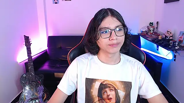 Snapshot of malik_harrison__ chatting on January 24, 2:19 pm malik harrison online show from January 24, 2:19 pm