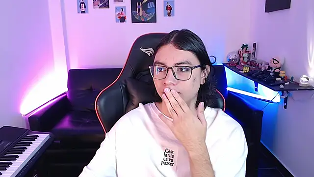 Snapshot of malik_harrison__ chatting on February 8, 2:16 pm malik harrison online show from February 8, 2:16 pm