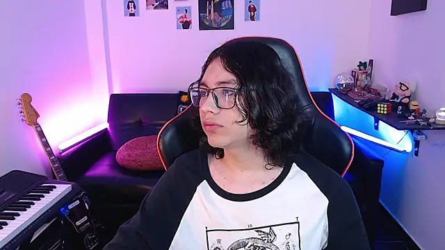 Snapshot of malik_harrison__ chatting on March 18, 3:44 pm malik harrison online show from March 18, 3:44 pm