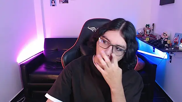 Snapshot of malik_harrison__ chatting on February 4, 1:59 pm malik harrison online show from February 4, 1:59 pm