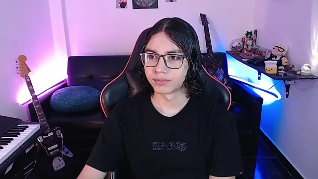 Snapshot of malik_harrison__ chatting on March 13, 2:44 pm malik harrison online show from March 13, 2:44 pm