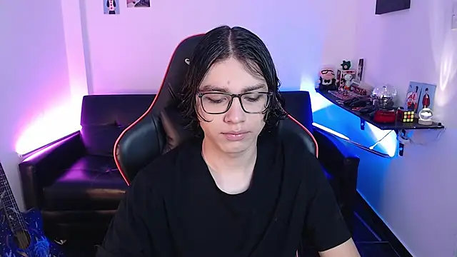 Snapshot of malik_harrison__ chatting on December 23, 2:50 pm malik harrison online show from December 23, 2:50 pm