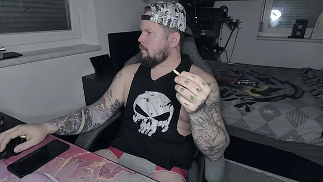 xBuzzRightHerex online show from December 18, 7:47 am