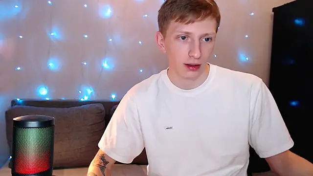 Snapshot of juliaanddima chatting on October 8, 9:52 pm juliaanddima online show from October 8, 9:52 pm