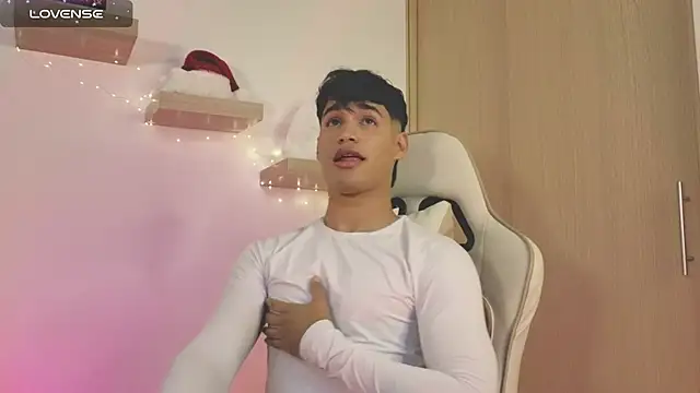 Snapshot of Jimmy_Leeh_ chatting on December 23, 11:49 pm Jimmy Leeh  online show from December 23, 11:49 pm