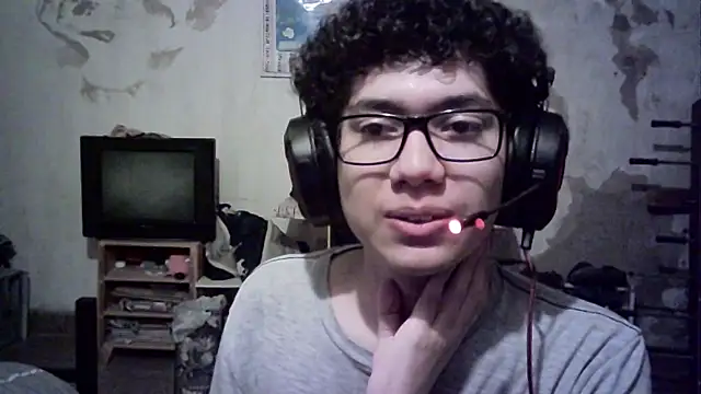 Snapshot of Emv2 chatting on October 22, 6:06 am Emv2 online show from October 22, 6:06 am