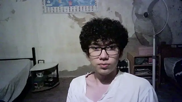 Snapshot of Emv2 chatting on December 3, 2:12 am Emv2 online show from December 3, 2:12 am