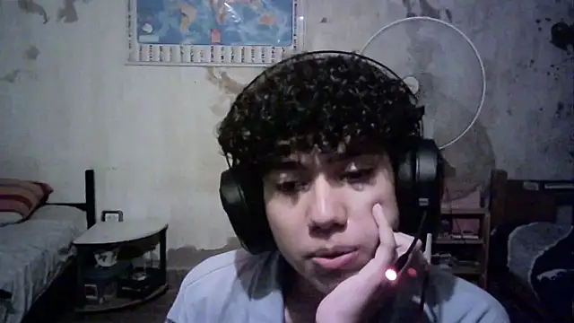 Snapshot of Emv2 chatting on December 12, 4:59 am Emv2 online show from December 12, 4:59 am