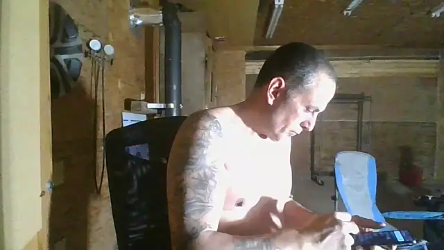 Snapshot of hardcok4u2abuse40 chatting on January 31, 7:50 am hardcok4u2abuse40 online show from January 31, 7:50 am