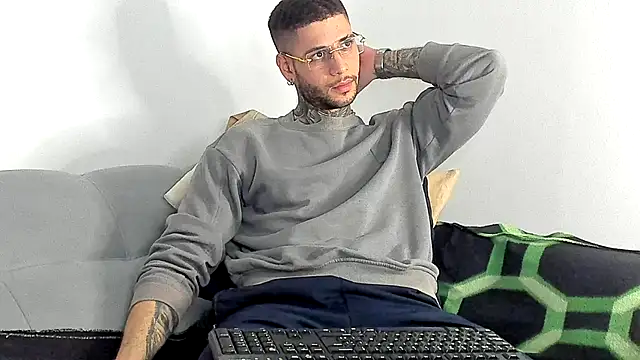  jamesleandros1 online show from November 29, 8:00 pm