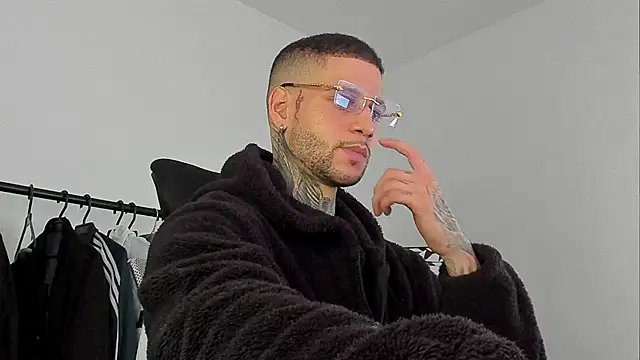 Snapshot of _jamesleandros1 chatting on October 14, 7:32 pm  jamesleandros1 online show from October 14, 7:32 pm