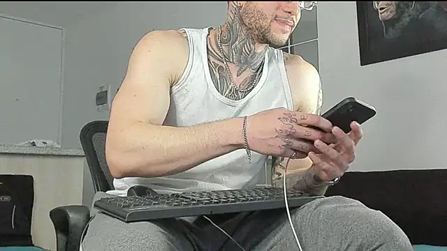 Snapshot of _jamesleandros1 chatting on January 30, 10:51 pm  jamesleandros1 online show from January 30, 10:51 pm