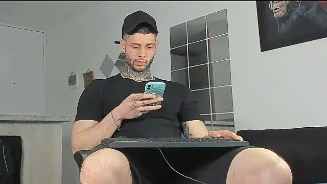 Snapshot of _jamesleandros1 chatting on January 15, 2:06 am  jamesleandros1 online show from January 15, 2:06 am
