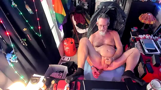 Snapshot of Daddysthick chatting on October 5, 8:24 pm Daddysthick online show from October 5, 8:24 pm