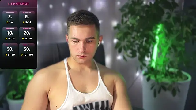Snapshot of Sweeet__boy chatting on March 1, 6:32 pm Sweeet  boy online show from March 1, 6:32 pm