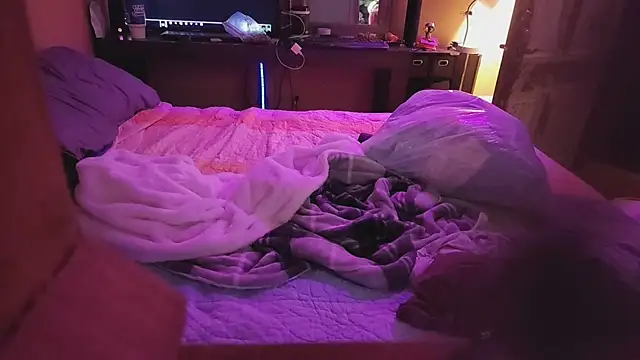 leahcimnikral online show from April 22, 1:23 am